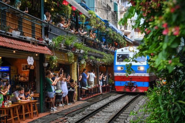 Hanoi Train Street: travel guide and tips