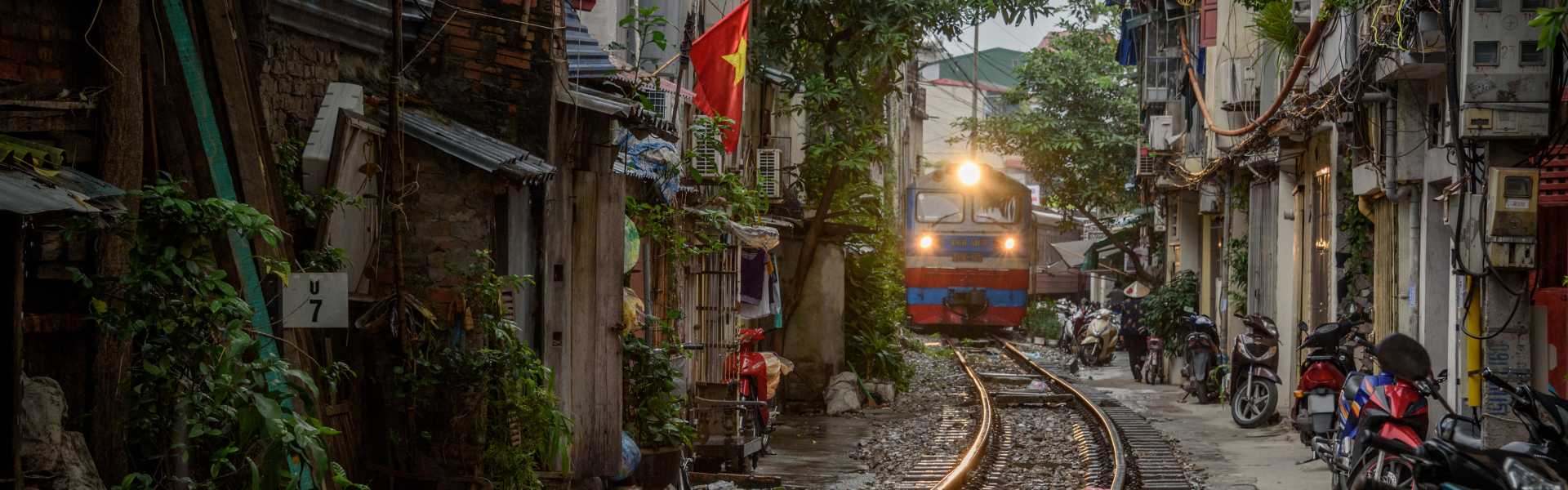 Hanoi Train Street: travel guide and tips