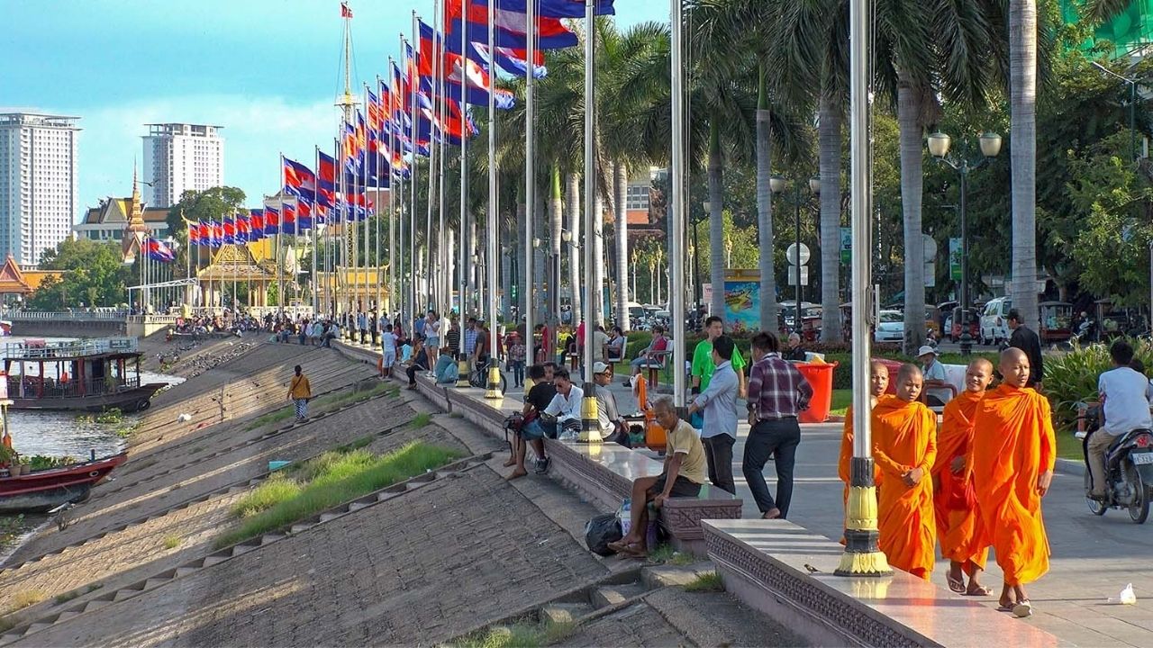 Sisowath Quay: Cambodia Travel guide & Tips